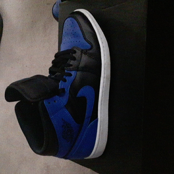 Jordan 1 mids  Royal Blue - Picture 2 of 8